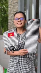 Khăn rằn nam bộ Caro Nhỏ thêu cờ VN ý nghĩa dùng đi du lịch đi phượt làm khăn choàng
