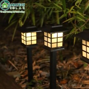 Đèn ngôi nhà cắm cỏ sân vườn năng lượng mặt trời chất lượng cao chống nước tự động bật tắt