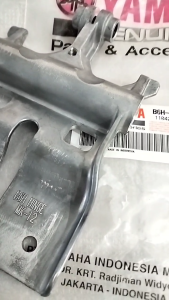 Orimoto- ENGSEL DUDUKAN JOK BAGASI N MAX 155 CONNECTED ABS NEO S TURBO TECHMAX YAMAHA B6H-F4769-00 ORIGINAL