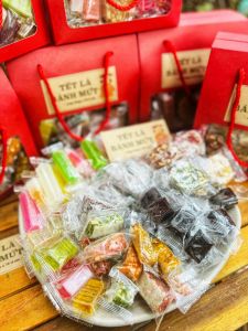 Set Tết là bánh mứt túi xách 1kg mix 10 loại kẹo quê truyền thống làm quà biếu tặng sang trọng
