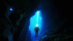 BORUiT Ultra Bright Underwater LED Diving Headlamp 1400LM SST40 60 Meters Scuba Diving Headlight IP68 Waterproof 21700 Battery