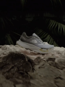 รองเท้าผ้าใบ The North Face VECTIV Enduris 4 Series สำหรับผู้ชายและผู้หญิง - รองเท้าลำลองสำหรับเดินป่ากลางแจ้ง วิ่งเทรล ปีนเขา กันกระแทก ยึดเกาะพื้น ระบายอากาศได้ดี  สีเทาดำ