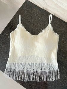 เสื้อกั๊กสายเดี่ยวลูกไม้สไตล์ฝรั่งเศสสำหรับผู้หญิงในช่วงฤดูร้อน ทรงบาง พร้อมแผ่นเสริมหน้าอก ดีไซน์กระชับสัดส่วน ดีไซน์หลังสวยงาม เสื้อชั้นใน