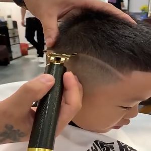 ปัตตาเลี่ยนปัตตาเลี่ยนไฟฟ้าปัตตาเลี่ยนไฟฟ้าเครื่องโกนผมชายเครื่องตัดผมข้ามพรมแดน ปัตตาเลี่ยนรุ่นใหม่ล่าสุด ปัตตาเลี่ยนตัดผมไร้สาย ตัดทรงวินเทจได้ ปัตตาเลี่ยนลายพระ ปัตตาเลี่ยนลายมังกร ตัดแต่งทรงผม โกนหนวดได้