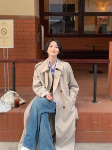 เสื้อแจ็คเก็ตขนเป็ดยาวคลุมเข่าสไตล์อังกฤษสำหรับผู้หญิง ฤดูใบไม้ร่วง/ฤดูหนาว 2025 แฟชั่นย้อนยุคสไตล์เกาหลี เสื้อคลุมกันหนาวแบบลำลอง