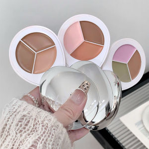 คอนซีลเลอร์คาคาโชว์แบบสามสีเพื่อปรับผิวให้กระจ่างใสและปกปิดด้วยคอนซีลเลอร์แบบสามสี