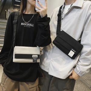 กระเป๋าสะพายข้างแบบฝาพับนุ่มสีตัดกันอินเทรนด์ฤดูใบไม้ร่วงและฤดูหนาวกระเป๋าทรงเหลี่ยมใบเล็กลำลองสไตล์สตรีทกระเป๋าสะพายไหล่เดียวแฟชั่นสำหรับคนส่วนน้อยผู้ชาย