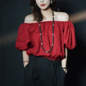 เสื้อเชิ้ตไหล่เดียวสีแดง แขนพอง สไตล์ฮ่องกงย้อนยุค สง่างาม ลำลอง เสื้อเชิ้ตคอวีแขนสั้นฤดูร้อน แฟชั่นผู้หญิง