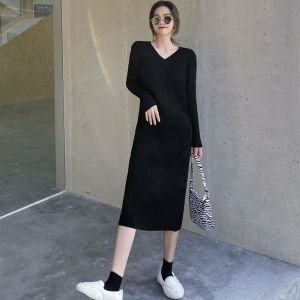 ชุดเดรสถักทรงเข้ารูปคอวีสำหรับผู้หญิง ฤดูใบไม้ร่วง/ฤดูหนาว 2024 ชุดเดรสยาวปานกลางทรงตรงแขนยาวสีพื้น