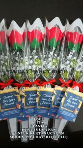 PAKET 10 TANGKAI BUKET BUNGA MAWAR MERAH FLANEL BUCKET ROSE PALSU DENGAN FLANNEL PLASTIK PITA TERMURAH