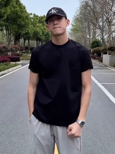 เสื้อยืดแขนสั้นผู้ชาย สีดำ Sorona ทรงหลวม ระบายอากาศได้ดี ทรงหลวม ทรงปกติ เสื้อยืดแขนสั้นผ้าฝ้ายผสมสำหรับออกกำลังกาย ฤดูร้อน