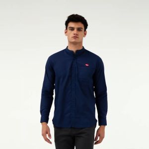 Lee Cooper Long Shirt Koko Nyle Navy\\n\\nLee Cooper Long Shirt Koko Nyle Navy adalah pilihan sempurna bagi pria yang mencari gaya casual namun tetap nyaman. Dengan berbagai ukuran dan kuantitas yang tersedia, Anda dapat menemukan long shirt yang cocok untuk setiap kesempatan.\\n\\n Mengenal Lee Cooper Long Shirt Koko Nyle Navy\\n\\n Desain Casual dan Nyaman\\n\\nLong shirt ini memiliki desain casual yang cocok untuk berbagai acara, mulai dari hangout bersama teman hingga acara santai di kantor. Selain itu, bahan katun berkualitas membuat long shirt ini sangat nyaman dipakai seharian.\\n\\n Bahan Katun Berkualitas\\n\\nBahan katun berkualitas digunakan dalam pembuatan long shirt ini, memberikan rasa nyaman saat dipakai dan mudah dicuci. Bahan katun juga menyerap keringat dengan baik, menjadikannya pilihan ideal untuk cuaca panas.\\n\\n Memilih Ukuran yang Tepat\\n\\n Mengukur Badan dengan Benar\\n\\nUntuk memastikan Anda mendapatkan ukuran yang tepat, pastikan untuk mengukur badan Anda dengan benar sebelum membeli. Gunakan penggaris atau meteran untuk mengukur lingkar dada, pinggang, dan pinggul Anda.\\n\\n Panduan Ukuran Lee Cooper\\n\\nBerikut adalah panduan ukuran Lee Cooper untuk long shirt:\\n\\n| Ukuran | Lingkar Dada (cm) | Lingkar Pinggang (cm) |\\n| ------ | ------------------ | ---------------------- |\\n| S | 94 | 80 |\\n| M | 98 | 84 |\\n| L | 102 | 88 |\\n| XL | 106 | 92 |\\n| XXL | 110 | 96 |\\n\\n Tips Memakai Long Shirt Pria\\n\\n Mencocokkan dengan Celana\\n\\nLong shirt bisa dipadukan dengan berbagai jenis celana, seperti jeans, chinos, atau celana pendek. Pastikan warna dan pola celana Anda sesuai dengan long shirt Anda.\\n\\n Menambahkan Aksesoris\\n\\nUntuk menambah gaya, tambahkan aksesoris seperti ikat pinggang, jam tangan, atau kalung. Pastikan aksesoris Anda tidak terlalu mencolok dan sesuai dengan suasana acara.\\n\\nDengan Lee Cooper Long Shirt Koko Nyle Navy, Anda dapat tampil gaya dan nyaman di mana saja. Jangan ragu untuk mencoba berbagai ukuran dan kuantitas yang tersedia untuk menemukan long shirt yang sempurna untuk Anda!\n}