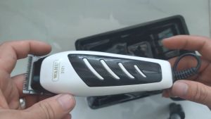 WAHL ปัตตาเลี่ยนแบบมีสาย สําหรับช่างตัดผมมืออาชีพ ใบมีดสเตนเลส รุ่น 2121 มอเตอร์อัลลออยด์ ตัดคม แม่นยํา เครื่องไม่ร้อนง่าย - สีดํา & ขาว