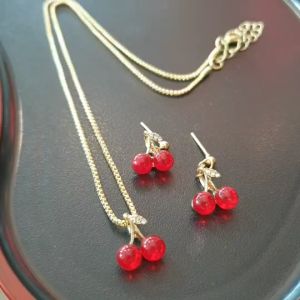 พร้อมส่งในไทย สร้อยคอโซ่จี้เชอร์รี่ ต่างหูเชอร์รี่ สีแดง หรูหรา เครื่องประดับแฟชั่นสําหรับผู้หญิง