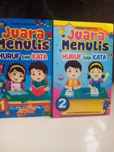 buku paket isi 2 pcs juara menulis huruf dan kata jilid 1 dan 2 (15×23cm)
