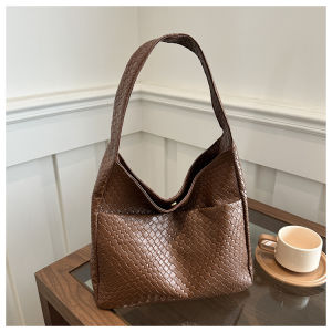 กระเป๋าสะพายไหล่แบบลำลองขนาดใหญ่สำหรับผู้หญิง 2024 กระเป๋าถือทรงสี่เหลี่ยมตัดใหม่ ทรงสี่เหลี่ยมตัดแบบลำลอง ทรงกระเป๋าถือขนาดใหญ่ สีสันสดใส