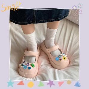 NQshop ห้ามพลาด รองเท้าแตะแฟชั่นผู้หญิงแบบสวม ดีเทลโชว์หน้าเท้านิดๆ พร้อมสายรัดส้นให้ พื้นนิ่มใส่สบาย แถมการ์ตูนติดลวดลายดอกไม้ให้ด้วย ซื้อเลยพร้อมส่งมั่กๆ