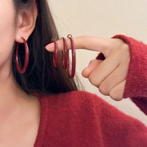 ต่างหูสีแดงสไตล์ฮ่องกงย้อนยุค ต่างหูแบบโลหะผสมสำหรับผู้หญิง ต่างหูแบบลูกปัดสีทอง ต่างหูแฟชั่นฤดูใบไม้ร่วง/ฤดูหนาว