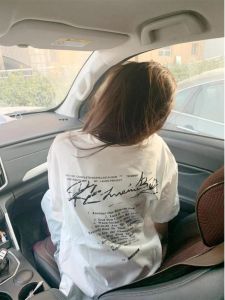 เสื้อยืดคอกลมแขนสั้นผ้าฝ้ายแท้พิมพ์ลายตัวอักษรสำหรับนักเรียนมัธยมต้น ทรงหลวม ฤดูร้อน 2025 เสื้อตัวบนแขนสั้นใหม่