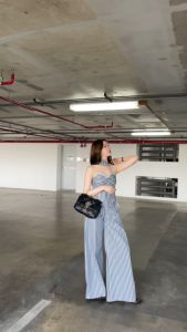 SLYQ ESPRESSO STRIPE DENIM PANTS SET กางเกงขายาวผ้ายีนส์ลายทาง (ได้กางเกงและโชคเกอร์ดอกไม้ ❌ไม่รวมเสื้อ)