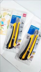 Deli คัตเตอร์ใหญ่ ด้ามพลาสติกสีเหลือง รุ่น 2064