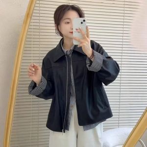 เสื้อแจ็คเก็ตหนังลายสก็อตสไตล์ย้อนยุคสำหรับผู้หญิง ทรงหลวม ลำลอง ฤดูใบไม้ผลิ 2025 แจ็คเก็ตหนัง PU แบบใหม่