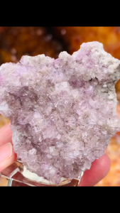 💎 西班牙 Berbes矩阵紫萤石|经典产地 Size: h高7.5cm x w宽5cm (113g) 💎 Berbes Fluorite 功效简介 ✅ 能量纯净稀有 — 西班牙 Berbes 紫萤石因产地稀缺,被视为高振频能量晶体 ✅ 清除负能量 — 强效净化周围空间磁场,保持环境清新纯净 ✅ 增强专注力 — 提升专注与洞察力,适合学习、决策、冥想时使用 ✅ 平衡情绪 — 舒缓焦虑、稳定心绪 ✅ 提升灵性成长 — 有助于直觉开发、冥想深化 💎 Berbes Fluorite Benefits