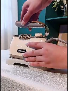 Daewoo HI-036 Handheld Steam Iron Electric Ironing Machine Portable Travel Dry Wet Double Use Mite Removal 7 Holes for Steam