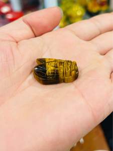 Mặt đá Mắt Hổ Nâu Vàng hình con ve mang lại May Mắn Hạnh Phúc.