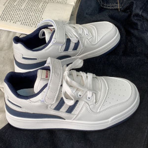 รองเท้าผ้าใบพื้นนุ่มสไตล์ฮ่องกงสำหรับผู้หญิง ทรงหัวมน พื้นยาง ส้นสูง รองเท้าผ้าใบสีขาว ฤดูใบไม้ผลิและฤดูร้อน 2025