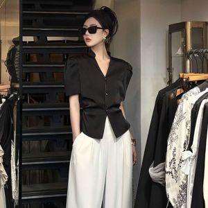 เสื้อเชิ้ตผ้าซาตินสีดำสำหรับผู้หญิง แขนสั้น คอวี ดีไซน์ใหม่ เข้ารูป กระโปรงสั้น ทรงเข้ารูป แขนสั้น คอวี หวานและเผ็ดร้อน