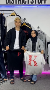 Kaos Kiss Letter Inisial Custom Nama Aesthetic Tshirt Motif Kissed Lipstik Bibir Cium Wanita Kaos Custom Bucin