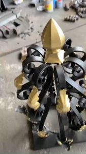 Trụ đèn cho cửa cổng hàng rào sắt mỹ thuật uốn hoa văn đẹp mắt và sang trọng