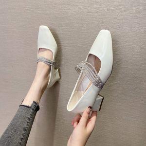 รองเท้าส้นหนาแบบสวมหัวเหลี่ยมประดับคริสตัลสีล้วนสำหรับผู้หญิง รองเท้าส้นกลางแบบสวมหัวเหลี่ยมสไตล์นางฟ้า รองเท้าส้นสูงแบบสวมหัวเหลี่ยม