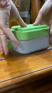 Khay Làm Đá Kiêm Bình Nước Có Nắp Nhấn Lấy Đá Nhanh Tặng Kèm Ống Hút