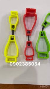 Dụng cụ móc kẹp treo găng tay chất liệu nhựa