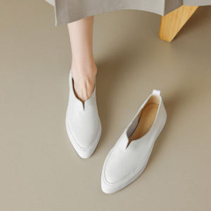 รองเท้าคัทชูผู้หญิงรองเท้าโลฟเฟอร์สวมเท้าหัวแหลมปาก V ใส่สบายพื้นนิ่มส้นแบนสำหรับฤดูร้อนรองเท้าสีขาวหนังนิ่มหนังแท้พื้นหนา