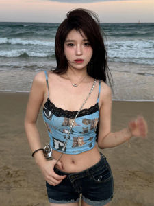 เสื้อกั๊กสายเดี่ยวคอเหลี่ยมสั้นผ้าลูกไม้สไตล์อเมริกันย้อนยุคสำหรับผู้หญิงในช่วงฤดูร้อนปี 2025 เสื้อผ้าทำงานสไตล์เกาหลี