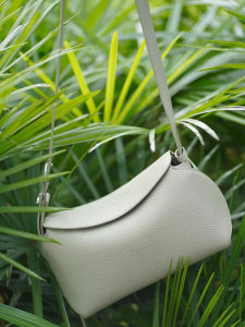 New Pillow Shaped Crossbody Bag Womens High-End Casual Versatile French Underarm Light White Leather Fashion Trend Bag
