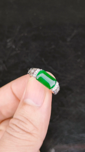 แหวนหยกพม่าเจไดต์Type A แท้ ตัวเรือนเงินแท้ 92.5 % ชุบทองคำขาว ไซส์ 55 /7.5 US. มีใบรับรองจากทางร้านค้า