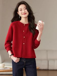 เสื้อคาร์ดิแกนถักขนแกะสีแดงสำหรับผู้หญิงในช่วงฤดูหนาวปี 2025 เสื้อคลุมคาร์ดิแกนแบบสวมหัวสำหรับผู้หญิง สไตล์เกาหลี ปกโปโล ทรงหลวม ปกขนสัตว์ ปกปิดไหล่ ปกปิดไหล่