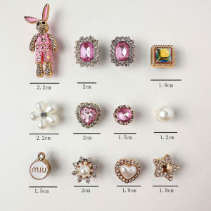 12ชิ้น Crocs Jibbitz เครื่องรางดินแดนมหัศจรรย์ของอลิซ3D ที่ถอดออกได้หัวเข็มขัดรองเท้าคริสตัลสีสันเพชรตกแต่งรองเท้ารูปกระต่ายสีชมพูสำหรับ Crocs