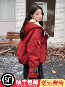 แจ็คเก็ตแบบมีฮู้ดแขนยาวทรงหลวมสำหรับผู้หญิงในฤดูหนาว สีแดง แจ็คเก็ตแบบสั้น ขนแกะหนา แจ็คเก็ตแบบมีฮู้ดสำหรับใส่ไปทำงานในฤดูหนาว