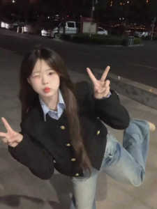 เสื้อคาร์ดิแกนสีดำสั้นสไตล์เกาหลีสำหรับผู้หญิงในฤดูใบไม้ผลิและฤดูใบไม้ร่วง เสื้อคลุมคาร์ดิแกนสไตล์ฝรั่งเศสสไตล์ฮีเบอร์นี่ เสื้อคลุมคาร์ดิแกนสั้นสุดเก๋