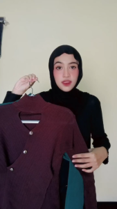Blus Wanita Elegan Lengan Panjang dengan Kerah V-Neck dan Kancing Depan - Warna Hijau