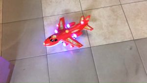 เครื่องบินเด็กเล่น เครื่องบินชนถอย มีเสียง มีไฟ เครื่องบิน ใส่ถ่าน วิ่งชนถอย หัวเครื่องบินยกขึ้นลง 3 สี แดง ขาว เหลือง