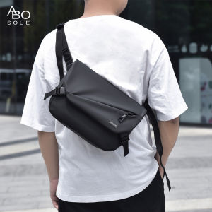 ABOSOLE กระเป๋าสะพายข้างผู้ชายแฟชั่นกระเป๋าหิ้วกระเป๋าพาดลำตัวกระเป๋าสะพายไหล่กันน้ำกระเป๋าสะพายข้างทรงออกซ์ฟอร์ดความจุขนาดใหญ่กระเป๋าถนนกีฬาลำลองแบบเรียบง่ายสำหรับผู้ชายเสื้อยืด