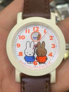 Đồng hồ nam nữ nội địa Nhật size 36mm pin kim trôi kết hợp kim đĩa vỏ plastic kết hợp đáy thép cọc số học trò mặt hoạt hình sống động dây da được thay mới
