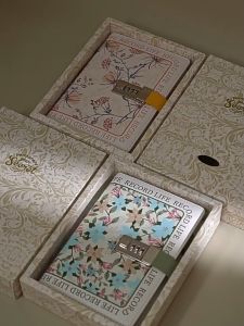 สมุดโน๊ต บันทึก ไดอารี่ เขียน B6 มีเส้น มีที่ล๊อครหัส ปกหนัง ลายดอกไม้ พร้อมกล่องสวยงาม พร้อมช่องใส่ปากกา