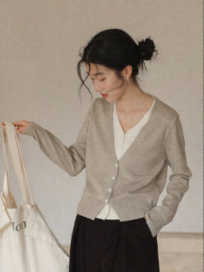 Mixd | Áo Sweater Cổ V Tay Dài Phong Cách Trí Thức Đương Đại cho Phụ Nữ